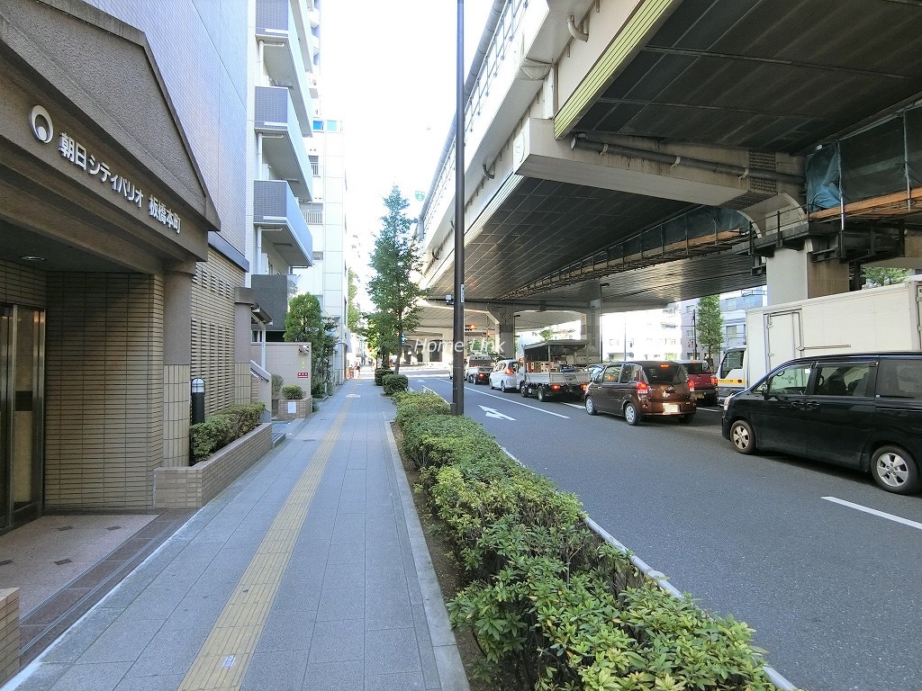 朝日シティパリオ板橋本町　前面道路歩道
