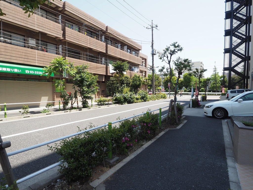 高島平サンパワー　前面道路歩道