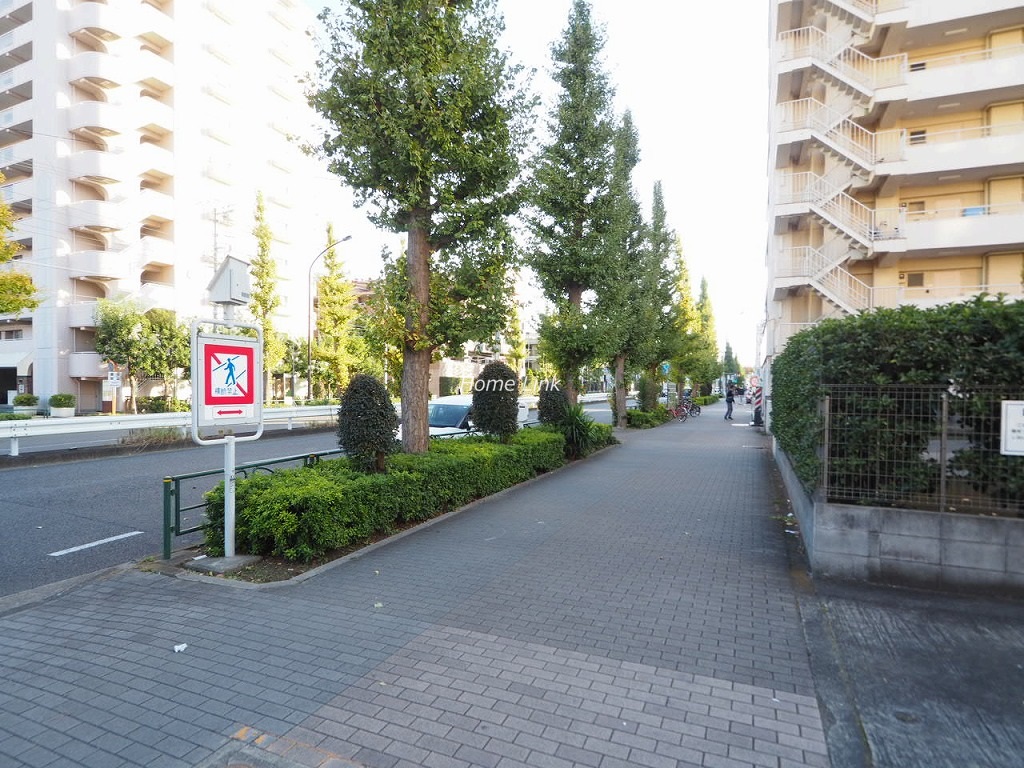 高島平サンパワー　前面道路歩道