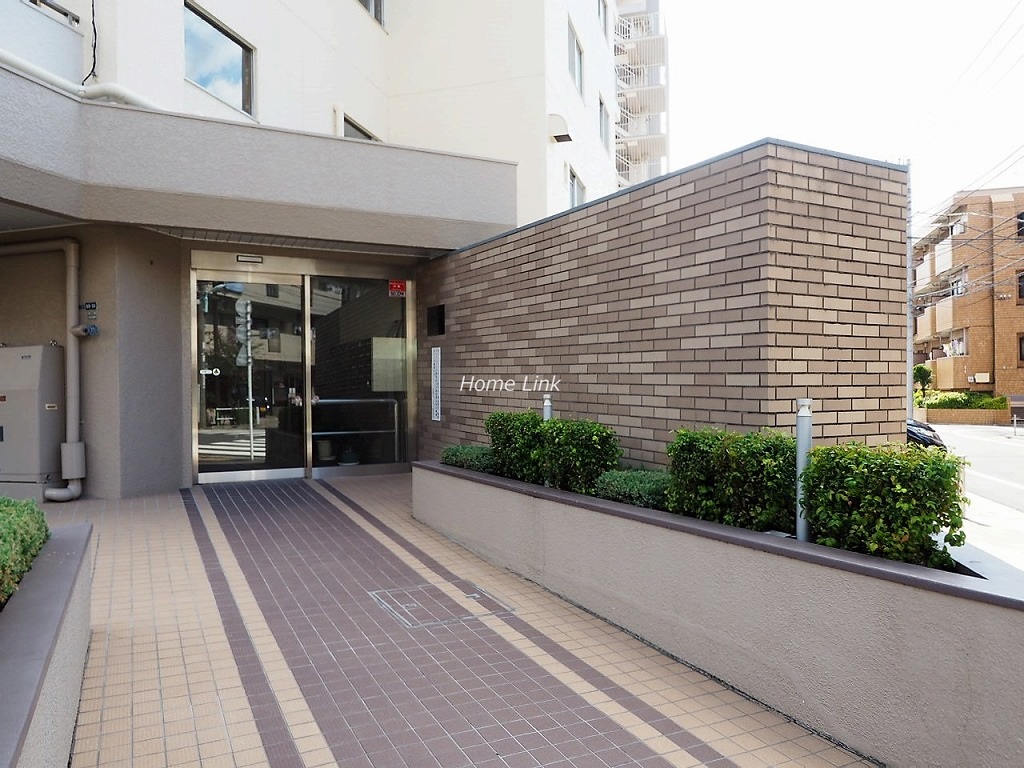 高島平サンパワー　エントランス前