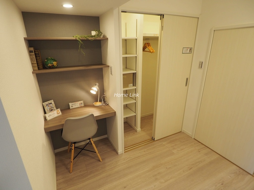 キャニオンマンション板橋3階 デスクカウンターとシステム収納