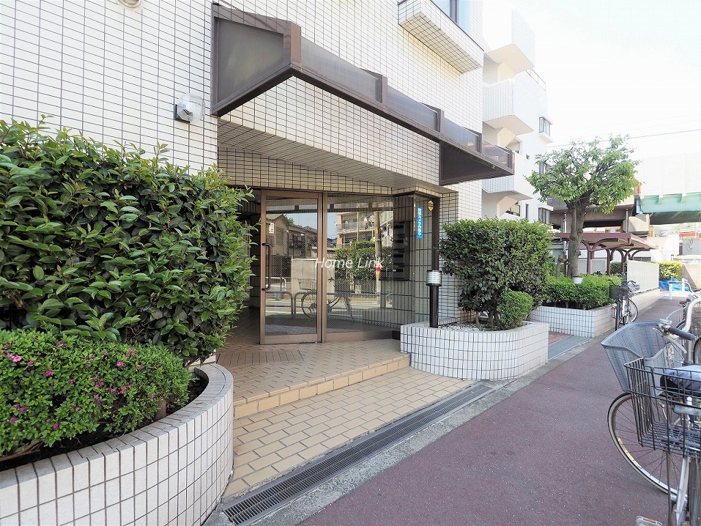 キャニオンマンション蓮根城北公園　エントランス前
