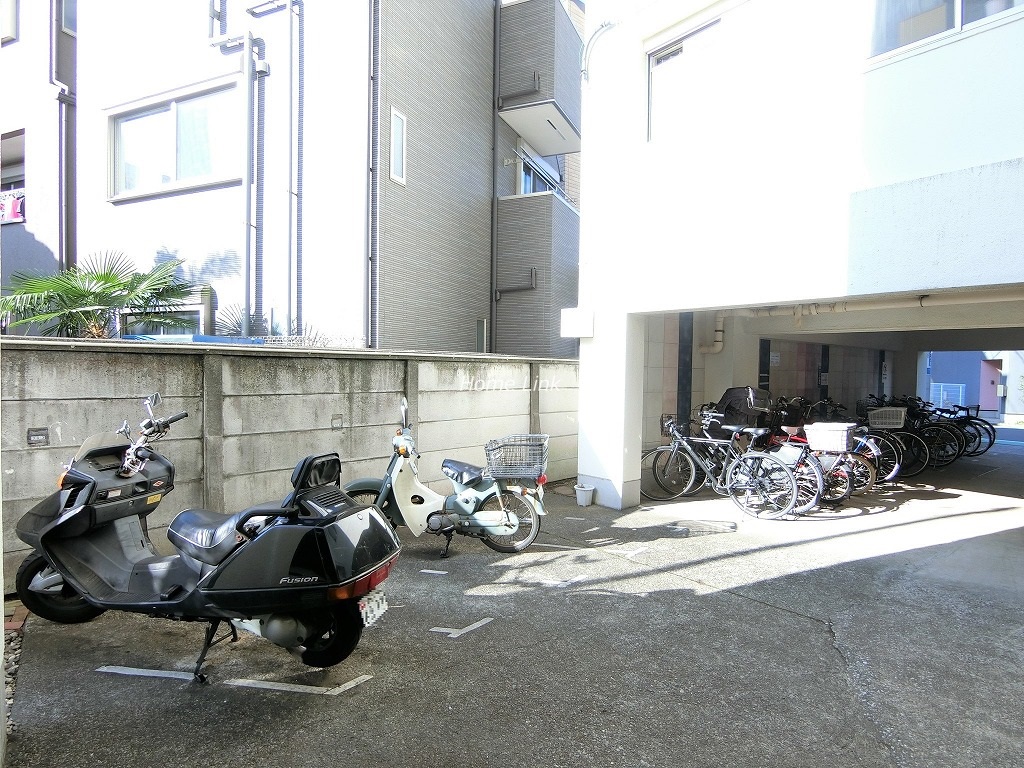 下馬マンション バイク置き場