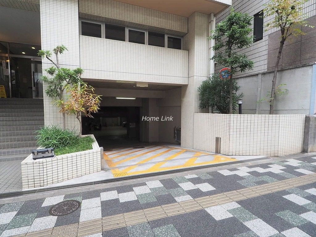 板橋区役所前リリエンハイム 駐車場出入口