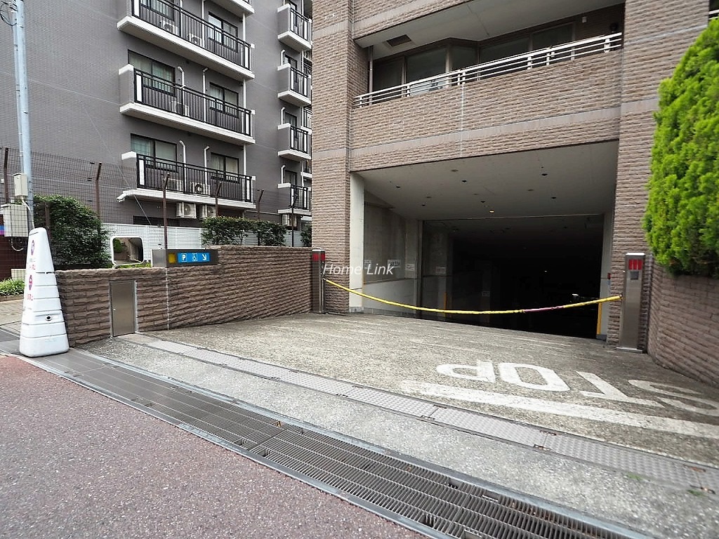 グランアルト加賀 駐車場出入口