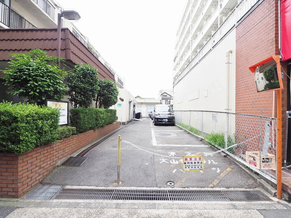 大山セントラルハイツ 駐車場出入口