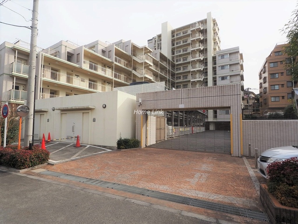 レクセルガーデン成増　駐車場出入口