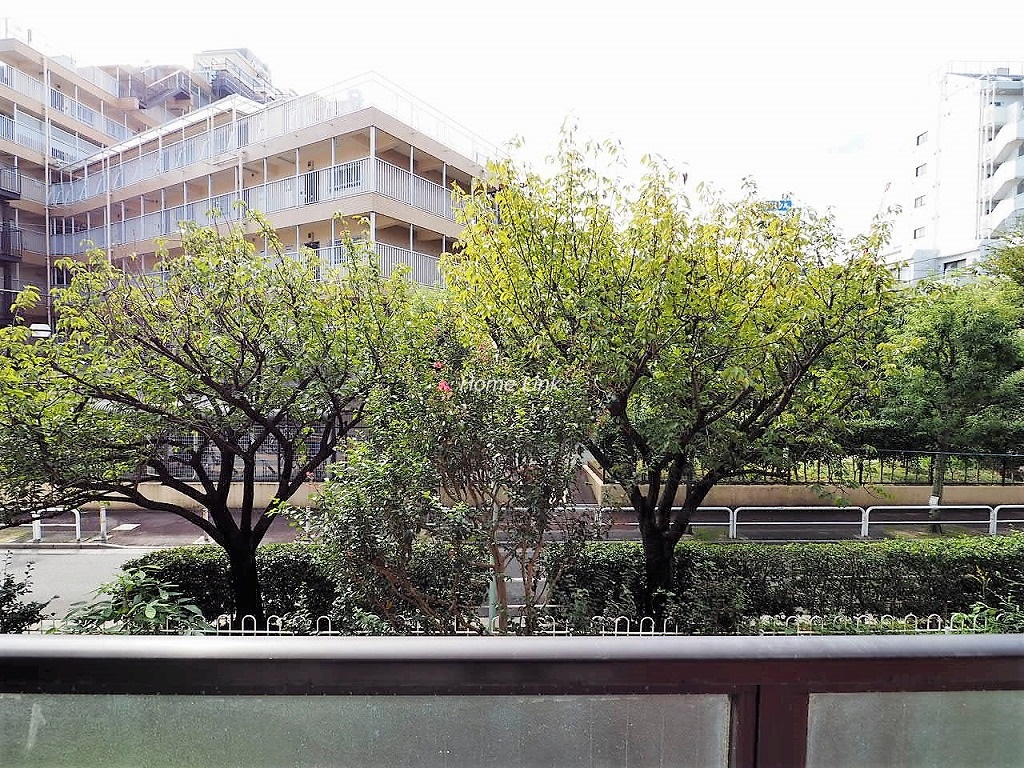 三田上板橋ガーデン2階 樹々が季節の移ろいを演出します