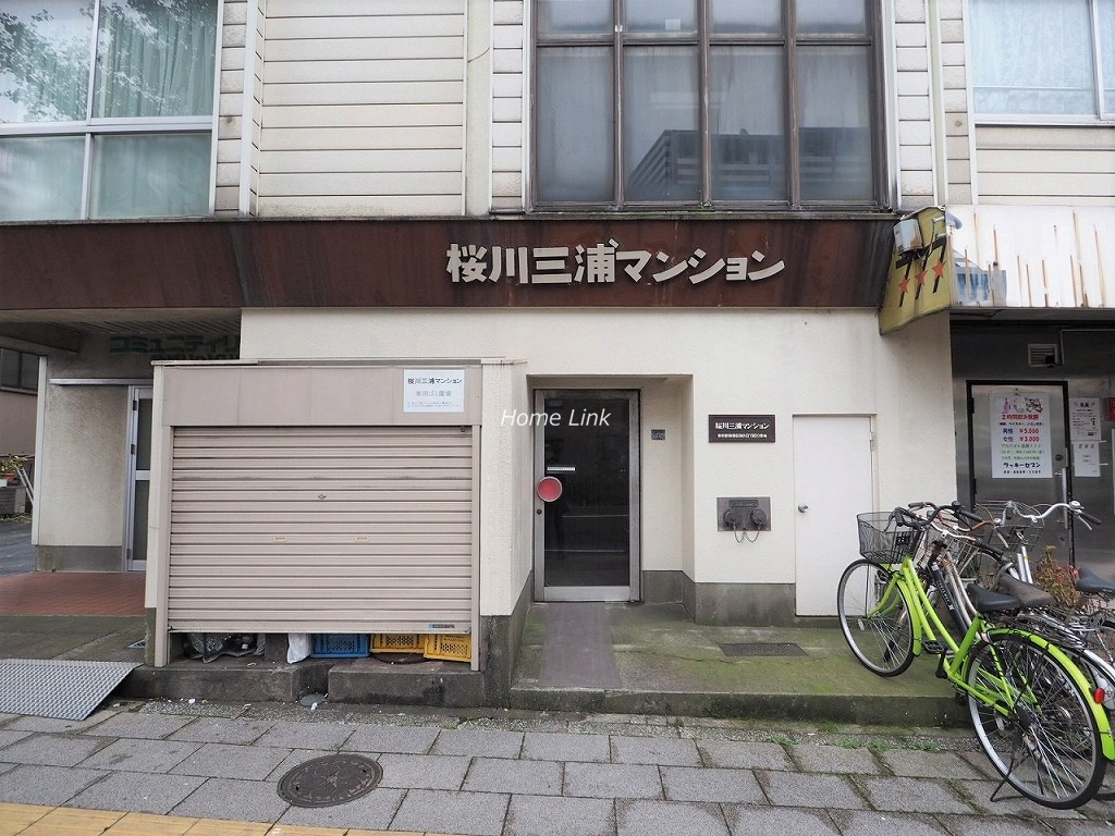 桜川三浦マンション　エントランス前