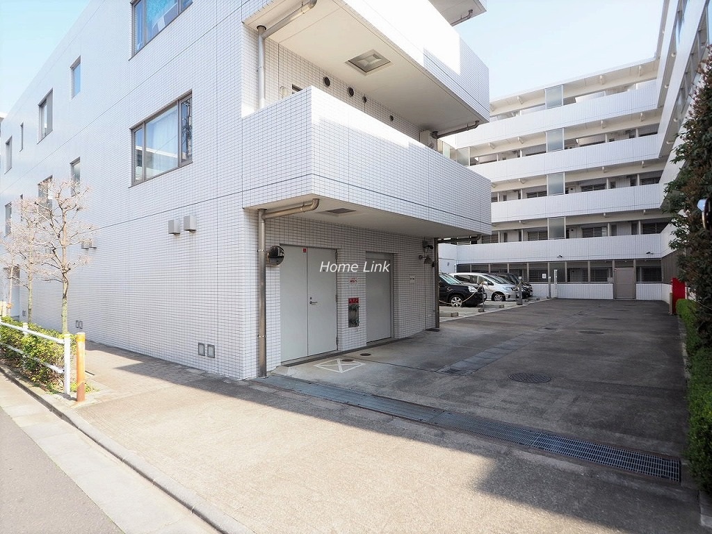 グローリオ成増アルグレッソ　駐車場出入口