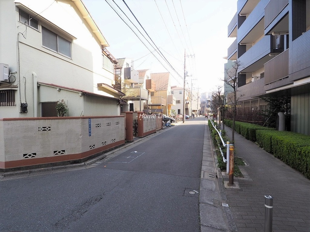 グローリオ成増アルグレッソ　前面道路歩道