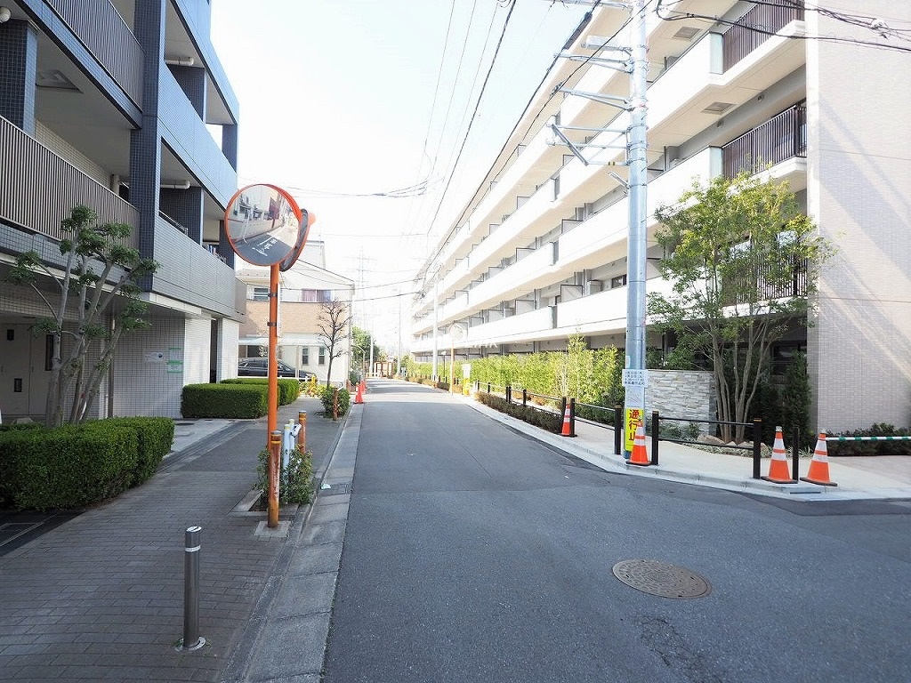 グローリオ成増アルグレッソ　前面道路歩道