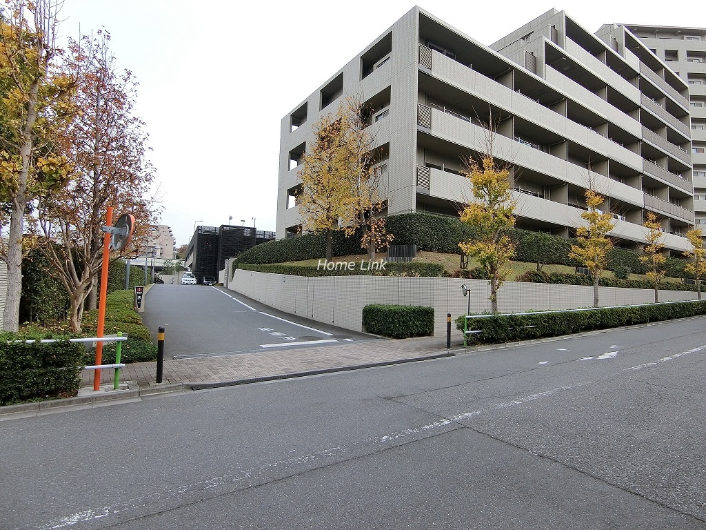 コスモ東京ガーデンパークス 駐車場出入口