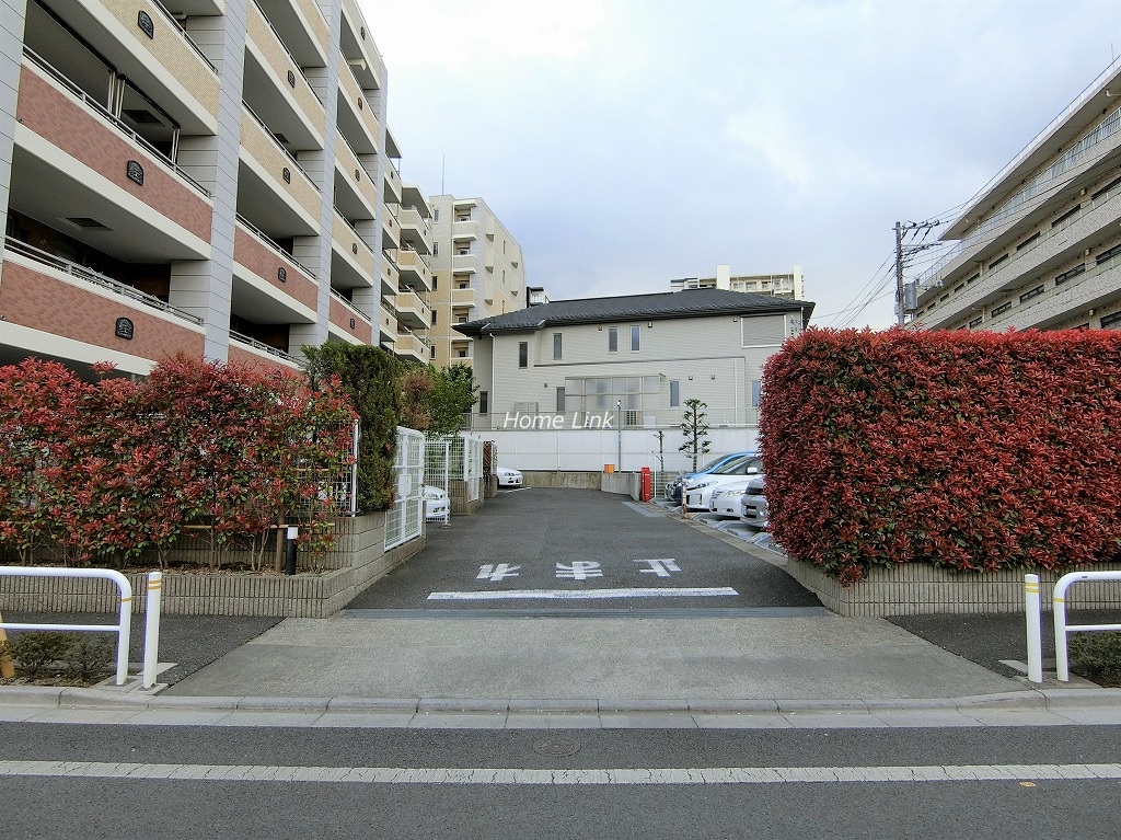 シーズガーデン成増 駐車場出入口