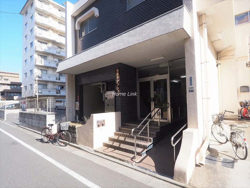 高島平マンション　エントランス前