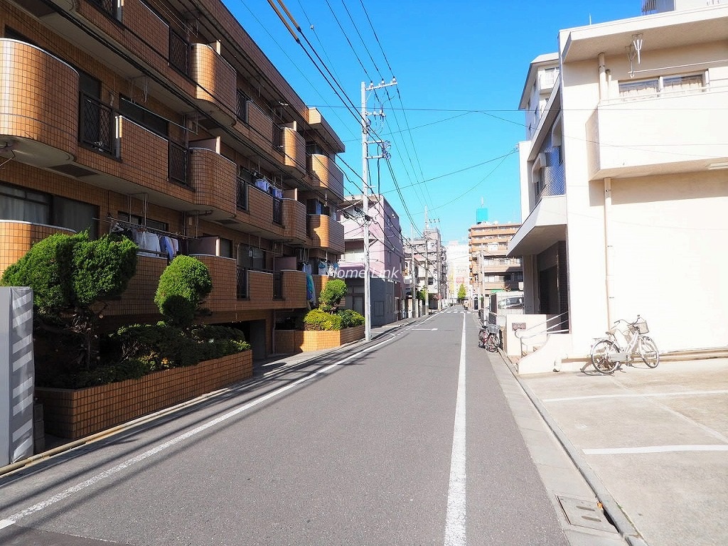高島平マンション　エントランス前面道路
