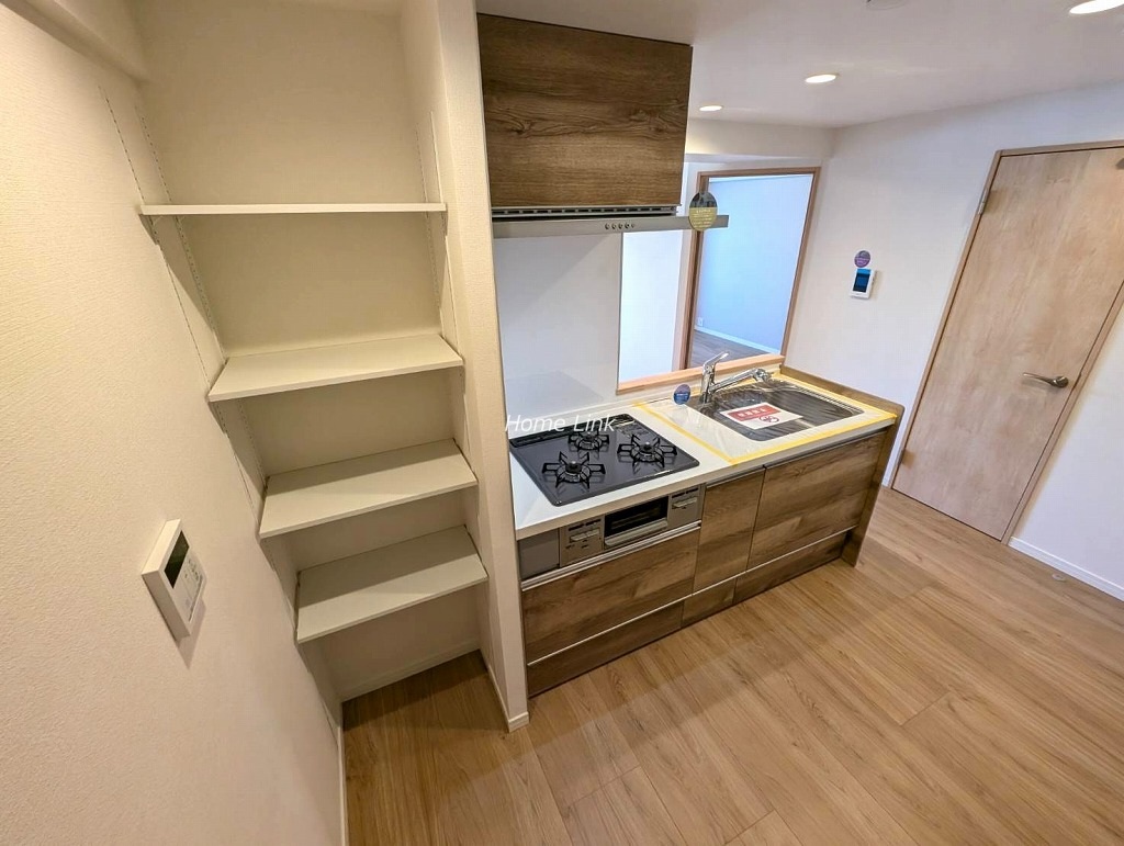 キャニオンビュー成増3階　キッチンには使い勝手のいい可動棚収納