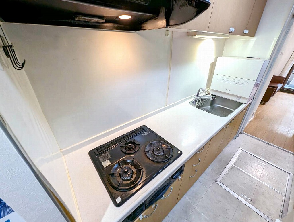 モアクレスト西台1階 床下収納庫のあるキッチン