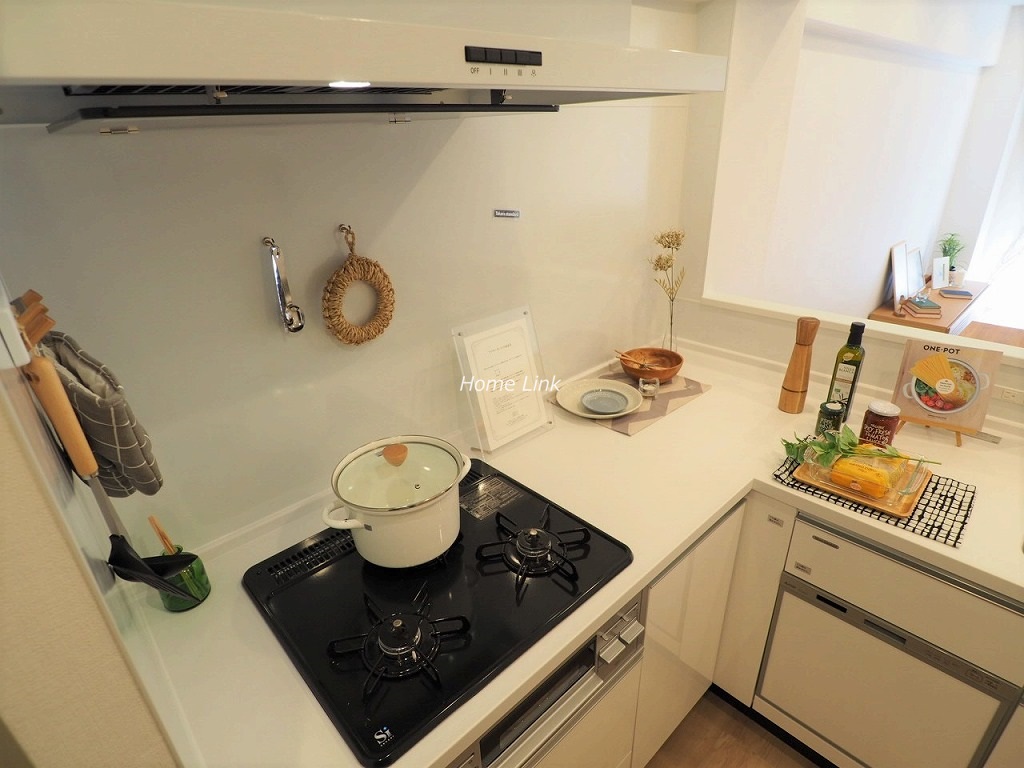 小豆沢パークファミリアB棟1階　広いL字型キッチンは食器洗浄機付き