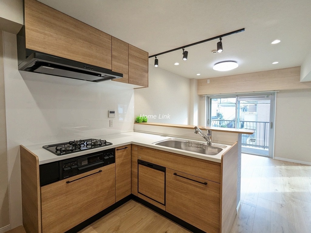 アドミレー成増2階　動きやすく開放的なＬ字型キッチン
