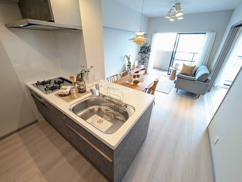 パークハイツ小豆沢8階　リビングを見渡すキッチン