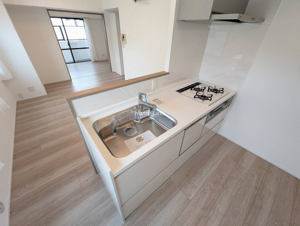 ライオンズマンション新板橋3階 リビングを見渡すキッチン