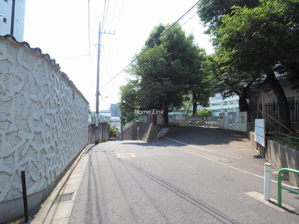 秀和志村城山レジデンス　前面道路