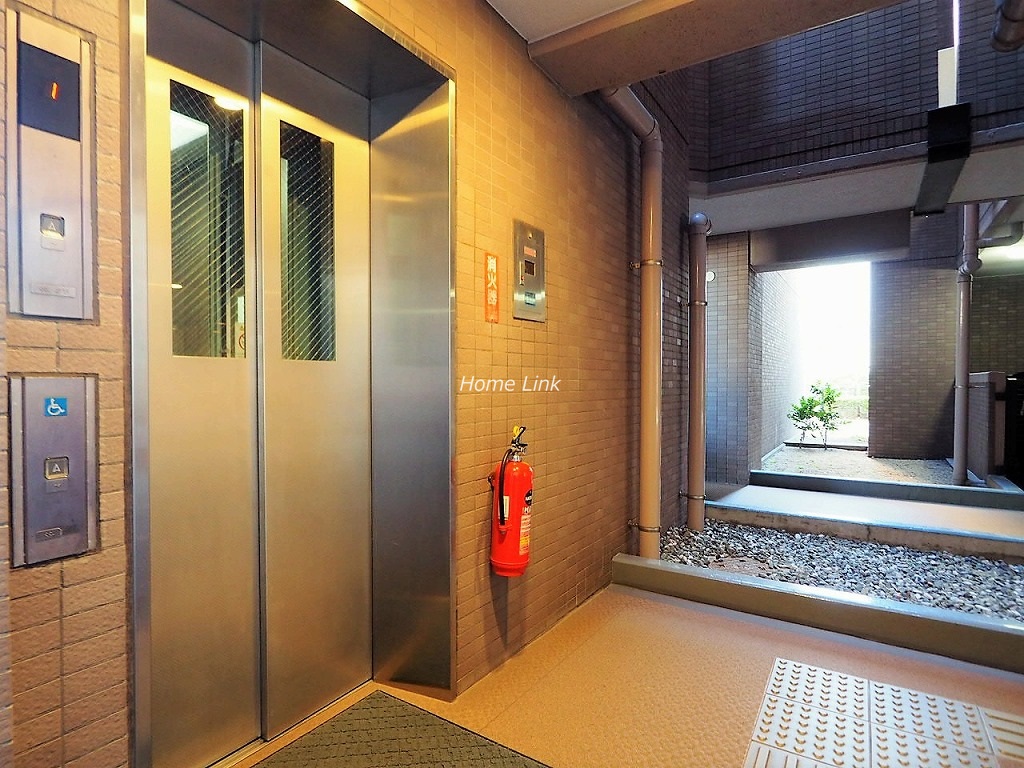 コスモ小豆沢公園　エレベーターホール