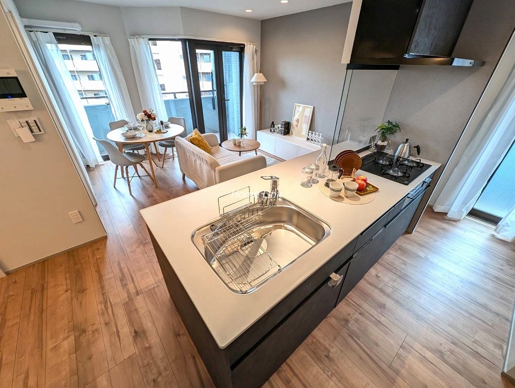 クアトロウーノ城北中央公園5階　リビングを見渡す開放的なキッチン