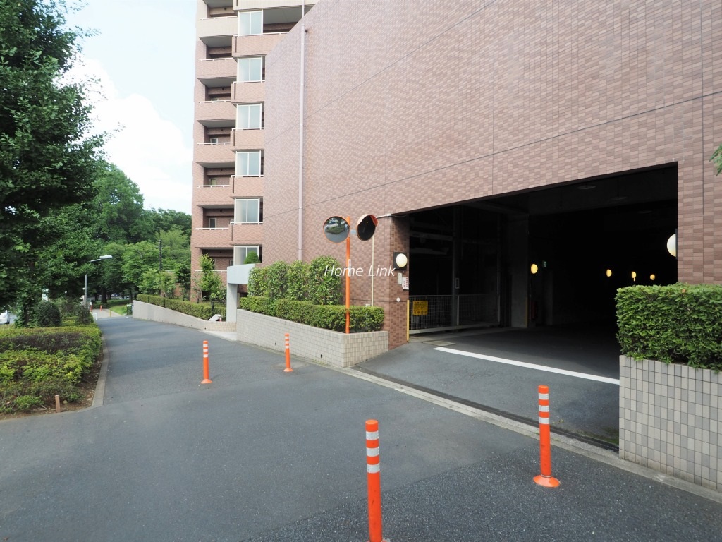 ヒルハイツ高島平赤塚公園　駐車場出入口