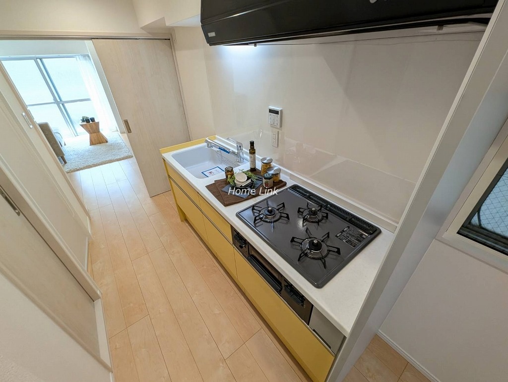 ときわ台サンハイツ3階　3口コンロのシステムキッチン