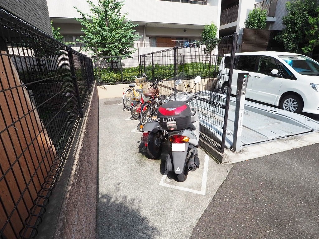 マートルコート小豆沢公園　バイク置き場