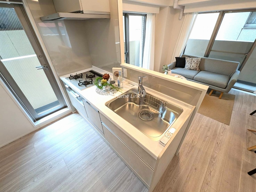 スカーラ池袋西5階　リビングを見渡す開放的なキッチン