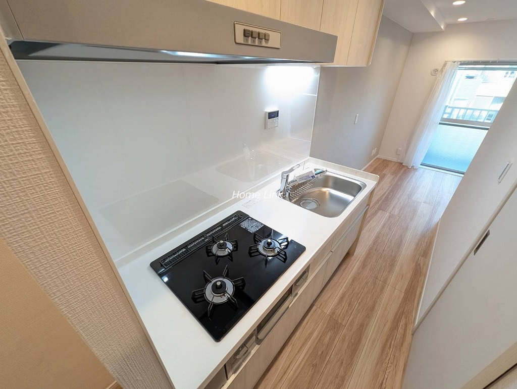 高島平第2ローヤルコーポ5階　3口コンロのシステムキッチン