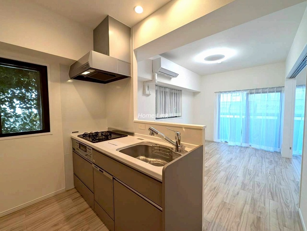 セザール板橋1階　リビングを見渡す開放的なキッチン