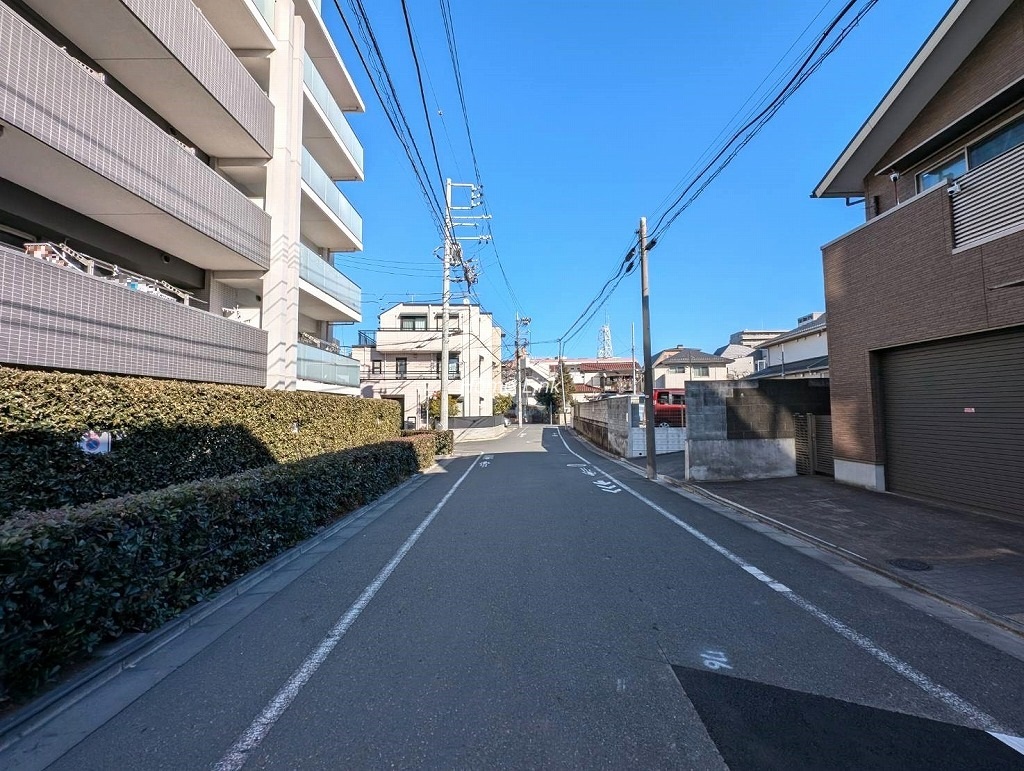 アデニウム志村ブルームフォート　南側 前面道路