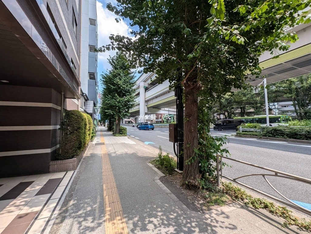 サンクレイドル板橋区役所前　東側 前面道路歩道