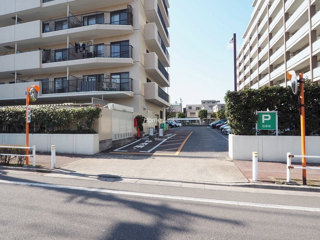 メゾン小豆沢公園　駐車場出入口