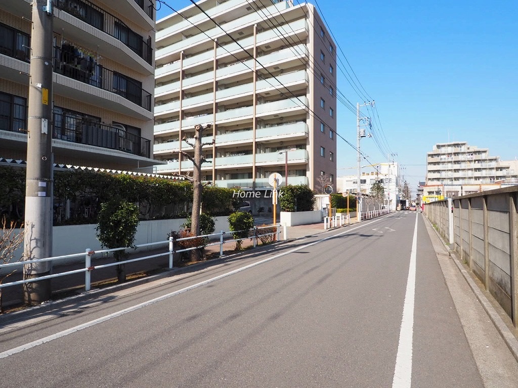 メゾン小豆沢公園　駐車場出入口 前面道路