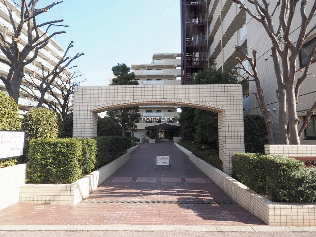 メゾン小豆沢公園　エントランス前