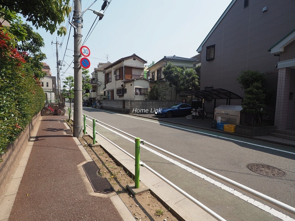ライオンズマンション西高島平溝下公園弐番館　前面道路歩道