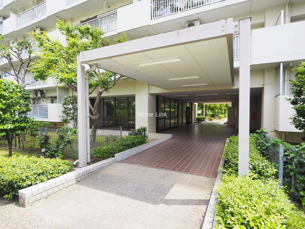 光が丘パークタウンゆりの木通り北住宅4号棟　エントランス前