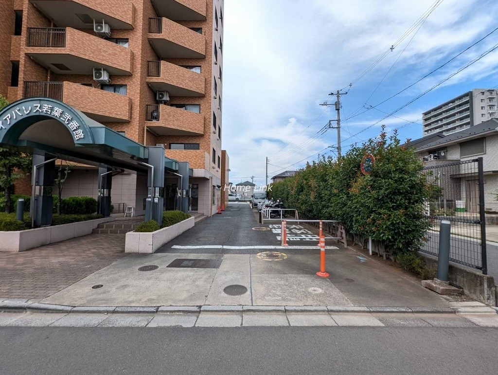 ダイアパレス若葉弐番館　駐車場出入口