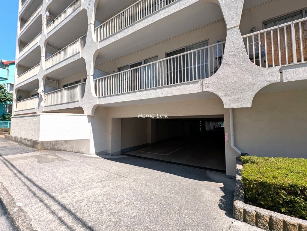 青木町スカイハイツ　駐車場出入口