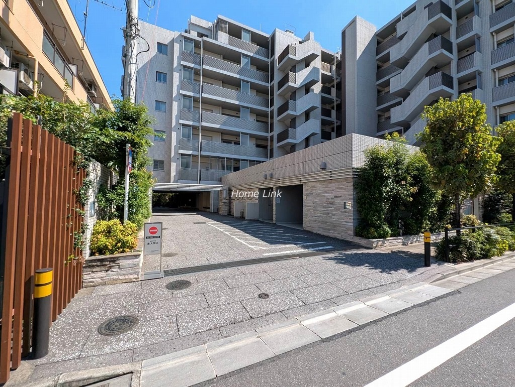 ザ・パークハウス志村坂上　駐車場出入口
