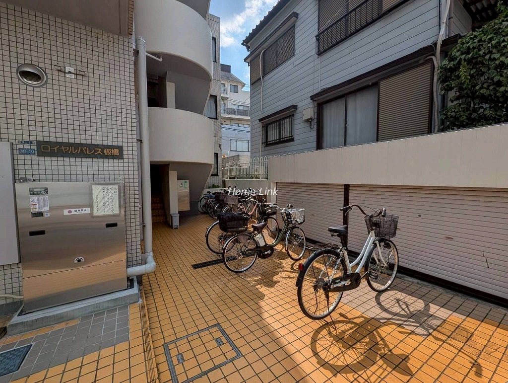 ロイヤルパレス板橋　エントランス前