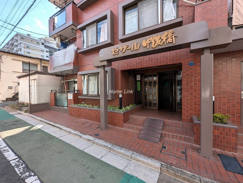 セザール中板橋　東側エントランス前