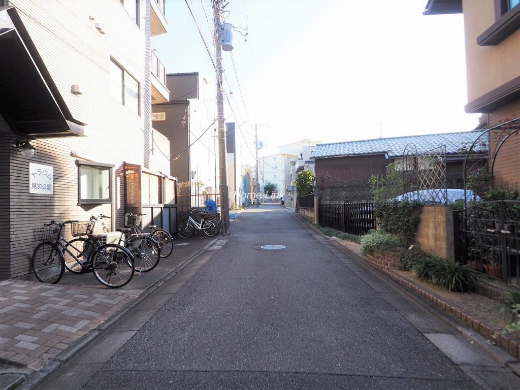 トラウム見次公園 前面道路