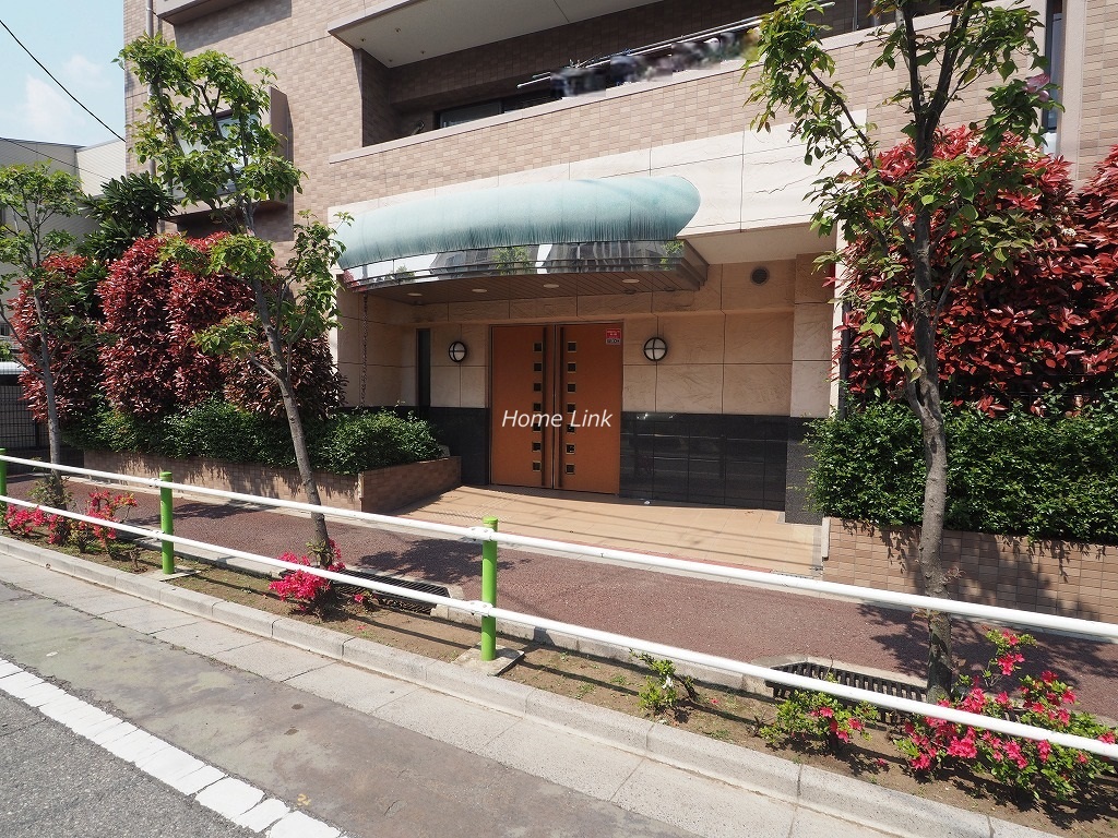 ライオンズマンション西高島平溝下公園壱番館　エントランス前