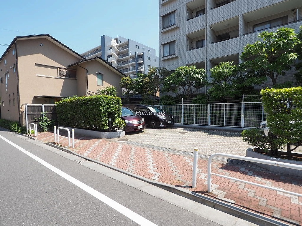 蓮根パーク・ホームズ　駐車場出入口